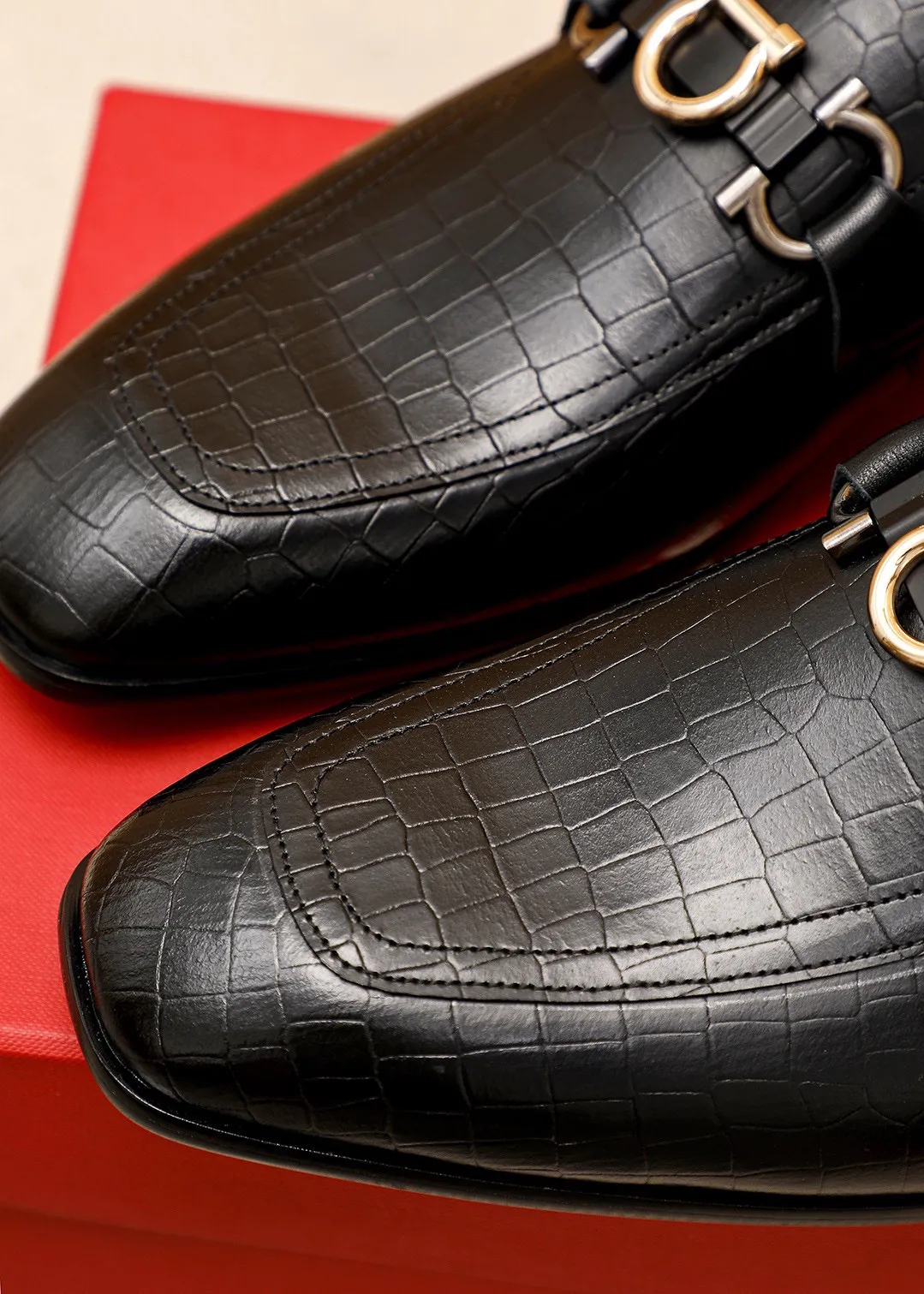 Men's shoes 💰442 💐 Product trademark: Ferragamo "Ferragamo" casual leather shoes Regular size: 38-44 (45.46🉑️customized) Product materials: Selected imported first-layer calfskin embossed upper + original hardware buckle, imported water-dyed cow leather lining. Strong three-dimensional visual effect, combined outsole Color: 1⃣️color optional